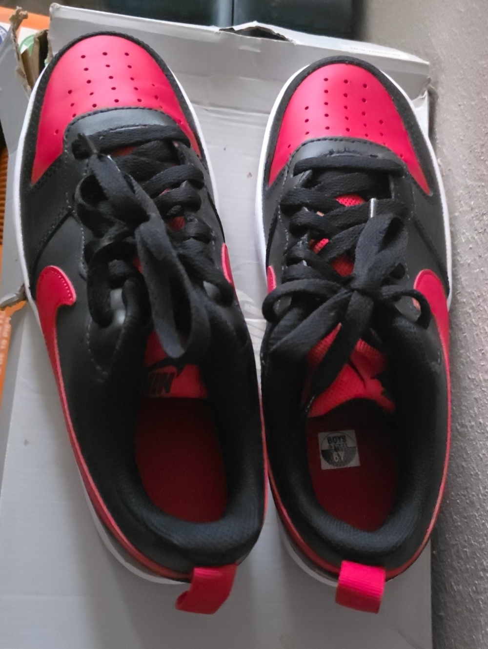 Nike Kids Black and Red Low-Top Sneakers
